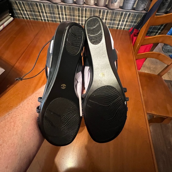 Women’s size 10 M brand is East 5th Style is Reno navy - Picture 4 of 4